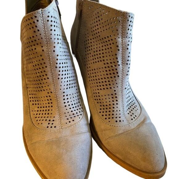 Dolce Vita Perforated Boots Women's Size 10 Tan Suede Booties Heeled Zippered DV - Picture 1 of 10